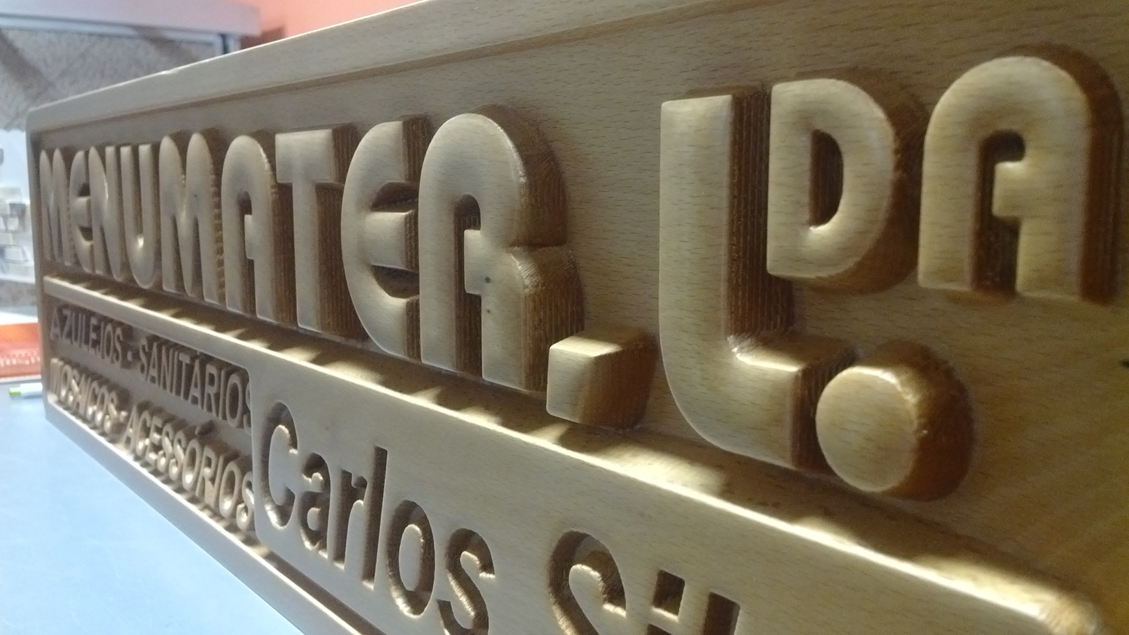 Placa comercial em relevo